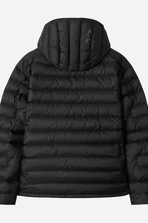 남성용 보일러 후드 경량 다운 재킷(블랙)은 겨울철 추위를 효과적으로 막아주는 아우터입니다. 일상생활과 스포츠 활동 모두에 적합하며, 스포티하고 캐주얼한 스타일을 연출합니다. 가볍고 부드러운 나일론 소재를 사용하여 편안한 착용감을 제공하며, 보온성이 뛰어나 겨울철 등산룩이나 캠핑룩으로 활용하기 좋습니다. 레귤러핏 디자인과 집업 여밈 방식으로 활동성을 높였으며, 무지 패턴의 블랙 컬러로 미니멀한 스타일을 완성합니다. 후드가 있어 더욱 따뜻하게 착용할 수 있습니다.
