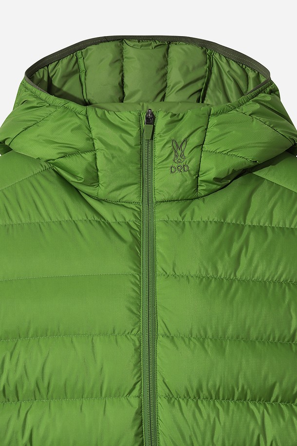 남성용 보일러 후드 경량 다운 재킷(GREEN)입니다. 가볍고 부드러운 나일론 소재로 제작되어 편안한 착용감을 선사합니다. 겨울철 일상 및 스포츠 활동에 적합하며, 스포티하고 캐주얼한 스타일을 연출합니다. 무지 디자인에 크롭 기장과 집업 여밈 방식, 레귤러 핏으로 제작되었습니다. 가볍고 따뜻한 보온 기능을 제공하는 경량 패딩 재킷입니다.
