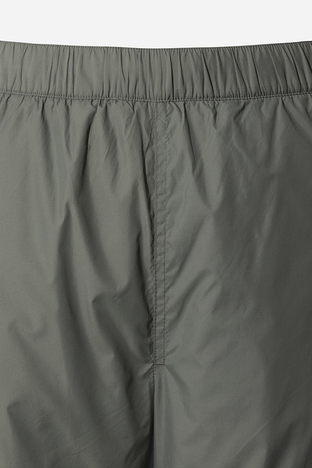 유니) 레귤러핏 패딩 팬츠는 차콜 그레이 색상의 유니섹스 패딩 바지입니다. 겨울철 스포츠 활동이나 일상복으로 활용하기 좋으며, 레귤러핏으로 편안한 착용감을 제공합니다. 나일론과 폴리에스터 혼방 소재로 제작되어 보온성이 뛰어나고, 밴딩 처리로 활동성을 높였습니다. 무지 디자인으로 다양한 스타일 연출이 용이하며, 두꺼운 두께감으로 따뜻하게 착용할 수 있습니다. 스포티, 캐주얼, 미니멀 스타일을 즐겨 입는 고객에게 추천합니다.
