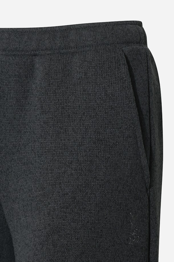 **여성) 템프니트 레귤러핏 스트레이트 팬츠(BLACK)**는 부드러운 니트 소재로 제작되어 편안한 착용감을 선사하는 여성용 긴 바지입니다. 레귤러핏 스트레이트 스타일로, 스포티하면서도 베이직한 디자인이 특징입니다. 블랙 컬러로 어떤 상의와도 쉽게 매치하여 다양한 스타일을 연출할 수 있습니다. 밴딩 처리된 허리 부분은 활동성을 높여주며, 스포츠 활동뿐만 아니라 일상에서도 편안하게 착용 가능합니다. 피트니스룩, 미니멀, 캐주얼 스타일을 선호하는 여성분들께 추천합니다.
