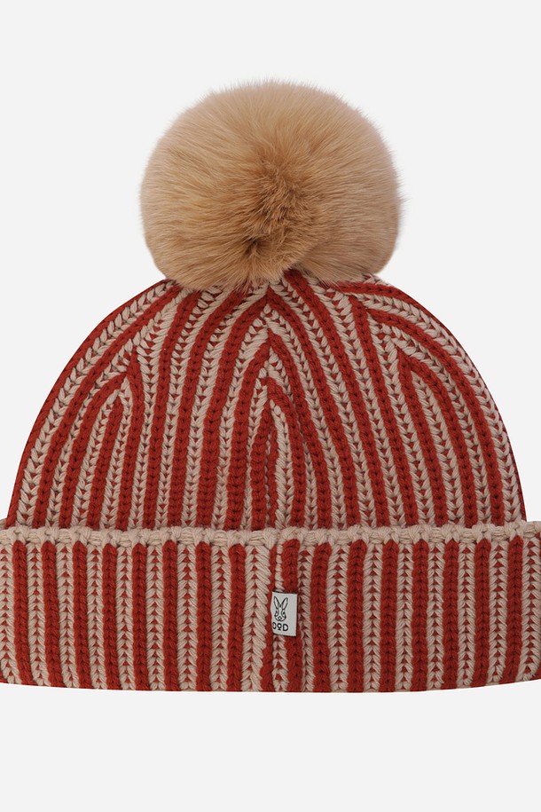 따뜻함이 느껴지는 '코지' 방울 비니(D.ORANGE)입니다. 오렌지, 베이지 색상으로 출시되어 캐주얼, 미니멀, 클래식 스타일을 즐겨 입는 분들께 추천합니다. 부드러운 니트와 울 소재 혼방으로 제작되었으며, 두꺼운 두께감과 깊은 모자 깊이로 포근한 착용감을 선사합니다. 스트라이프 패턴과 방울, 퍼폼폼 장식이 귀여운 포인트를 더하며, 산책룩에 매치하기 좋습니다. 리브드 디테일이 돋보이는 이 비니는 가을, 겨울철 스타일을 완성하는 데 필수적인 아이템입니다.
