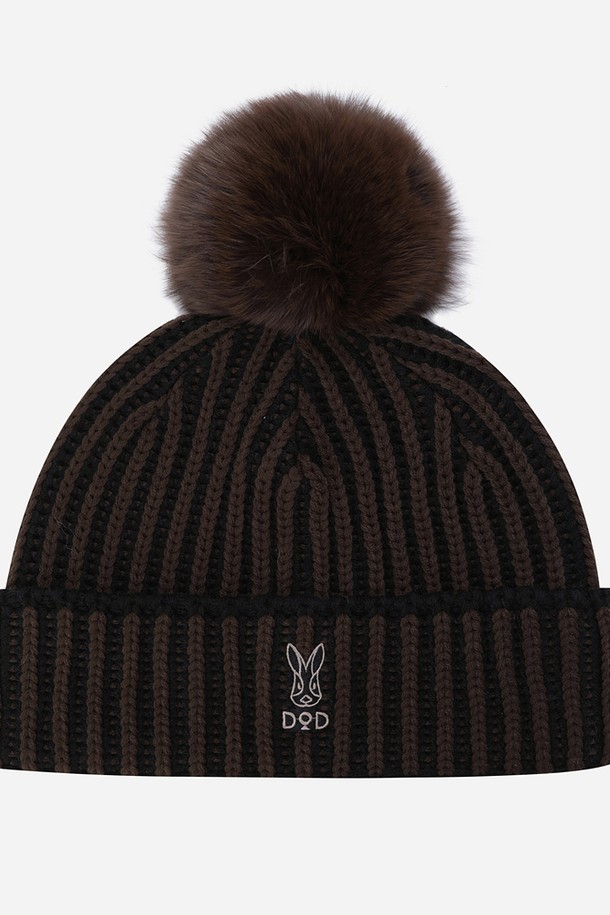 코지 방울 비니(BLACK)는 가을, 겨울 시즌에 따뜻하게 착용할 수 있는 모자입니다. 부드러운 니트와 울 소재로 제작되어 포근한 촉감을 선사하며, 깊은 모자 깊이로 안정감 있는 착용감을 제공합니다. 블랙과 브라운 색상으로 출시되어 다양한 스타일에 매치하기 용이하며, 골지 패턴과 방울 디테일이 돋보입니다. 캐주얼, 클래식, 미니멀 스타일 모두 소화 가능하며, 산책룩과 캠핑룩에 잘 어울립니다.
