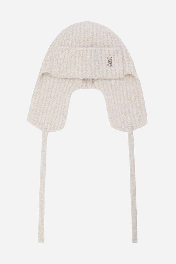 아이보리 색상의 코지 울 이어 플랩 비니입니다. 깊은 모자 깊이와 부드러운 촉감, 두꺼운 두께로 겨울철 방한에 탁월합니다. 무지 디자인에 귀덮개가 달려 있어 클래식, 미니멀, 캐주얼 스타일 모두 소화 가능합니다. 울 소재로 제작되어 보온성이 뛰어나며, 일상생활에서 따뜻하게 착용할 수 있습니다.
