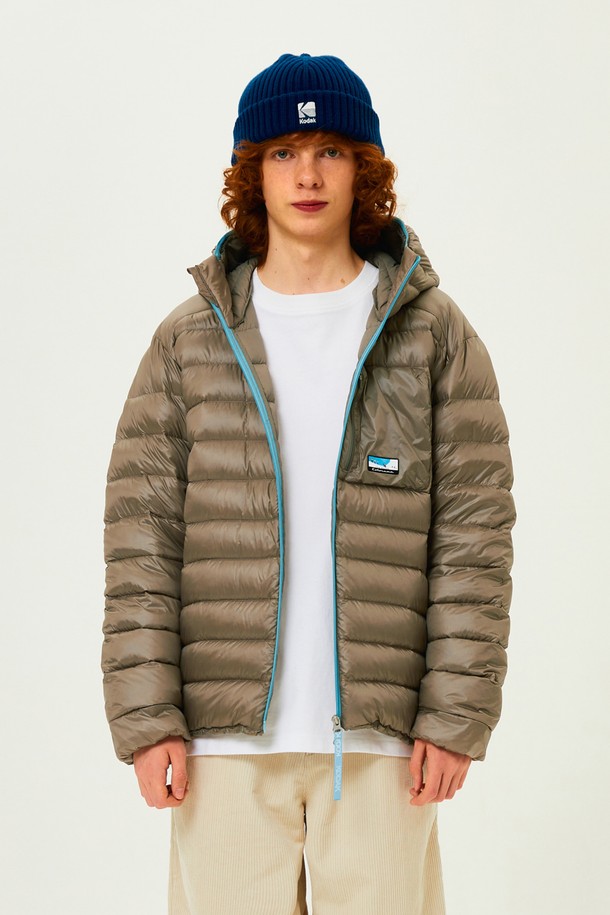 컬러라마 경량 구스 다운 재킷 GREY는 가볍고 따뜻한 겨울철 필수 아이템입니다. 부드러운 촉감의 구스다운 충전재와 두꺼운 두께감으로 뛰어난 보온성을 제공하며 일상 및 아웃도어 활동에 적합합니다. 캐주얼, 스포티, 미니멀 스타일을 모두 소화 가능하며, 무지 디자인과 레귤러핏으로 어떤 옷에도 잘 어울립니다. 집업 방식과 긴 소매, 후드 디테일이 편안함과 스타일리시함을 더합니다.
