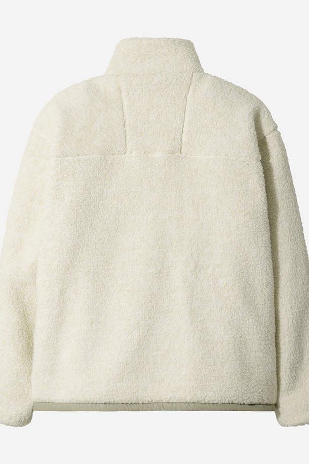 유니) 바크 플리스 유틸리티 자켓(IVORY)은 부드러운 촉감의 플리스 소재로 제작되어 가을과 겨울에 따뜻하게 착용할 수 있는 오버핏 유틸리티 재킷입니다. 아이보리 컬러의 무지 디자인으로, 캐주얼, 스포티, 미니멀한 스타일을 연출하기 좋습니다. 산책룩이나 캠핑룩에 활용하기 좋은 아이템으로, 바크 소재와 포켓 디테일이 특징입니다. 긴 소매와 두꺼운 두께감으로 보온성을 높였으며, 집업 방식으로 간편하게 여밀 수 있습니다.
