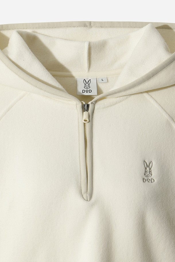 따뜻함이 감도는 여성용 히트레스트 플리스 집업 후드 아노락(IVORY)입니다. 부드러운 플리스 소재로 제작되어 포근한 착용감을 선사하며, 가을과 겨울철에 적합합니다. 루즈핏 크롭 기장으로 캐주얼하고 스포티한 스타일을 연출하며, 집업과 후드 디자인으로 실용성을 더했습니다. 무지 아이보리 컬러로 어떤 옷에도 쉽게 매치할 수 있으며, 일상, 산책, 여행 등 다양한 TPO에 활용할 수 있습니다. 보온 기능을 갖춘 두꺼운 두께감으로 따뜻하게 몸을 감싸줍니다.
