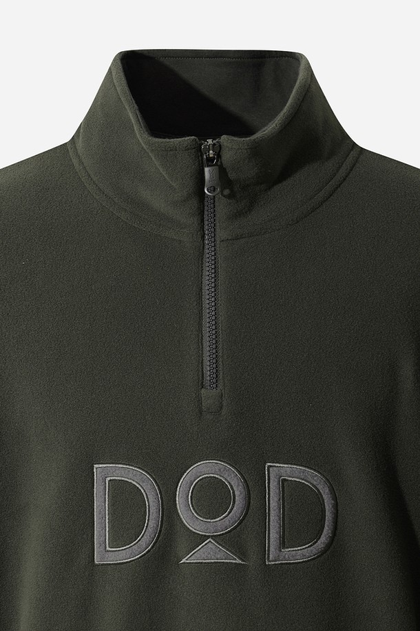 유니) 히트레스트 플리스 베이직 아노락(D.CHARCOAL GREY)은 다크차콜그레이 색상의 플리스 소재 아노락입니다. 남녀 공용으로 착용 가능하며, 일상과 스포츠 활동 모두에 적합합니다. 가을, 겨울 시즌에 어울리는 두꺼운 두께감과 부드러운 촉감, 긴 소매 기장이 특징입니다. 보온성을 높여주는 기능성 의류로, 스포티하고 미니멀한 스타일을 연출하기 좋습니다. 등산룩, 캠핑룩으로 활용하기에 적합합니다.
