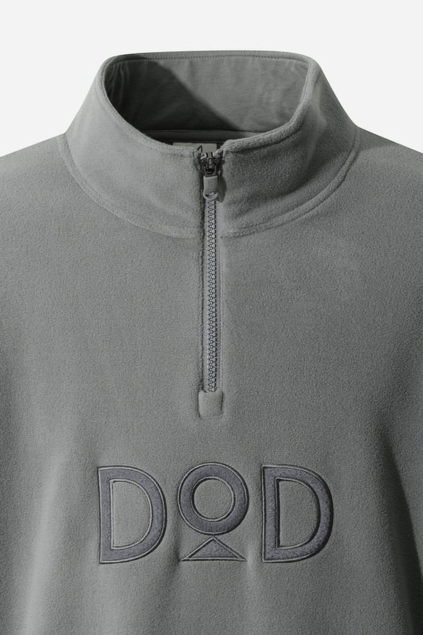 유니) 히트레스트 플리스 베이직 아노락(GREY)은 부드러운 촉감의 플리스 소재로 제작되어, 가을과 겨울에 따뜻하게 착용할 수 있는 두꺼운 아노락입니다. 그레이 컬러의 무지 디자인으로 스포티, 캐주얼, 미니멀 스타일을 연출하기 좋으며, 일상 및 스포츠 활동, 특히 산책룩이나 캠핑룩에 잘 어울립니다. 하프 집업과 스탠드 칼라 디자인, 레귤러핏으로 편안함을 더했으며, 긴 소매와 보온 기능으로 쌀쌀한 날씨에도 쾌적하게 활동할 수 있습니다.
