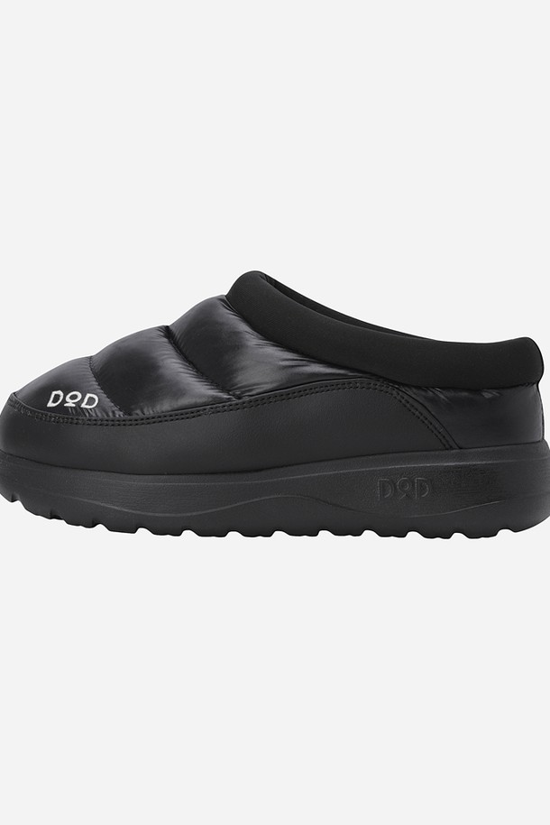 코어 하이웜 뮬(BLACK)은 캐주얼, 미니멀, 클래식 스타일을 즐겨 입는 남성 고객을 위한 데일리 슈즈입니다. 봄, 여름, 가을 세 계절에 걸쳐 여행룩, 휴가룩에 매치하기 좋으며, 라운드 앞코 디자인과 블랙 컬러는 어떤 옷에도 무난하게 어울립니다. 합성가죽 소재에 플랫 굽과 슬립온 스타일로 편안한 착용감을 제공하며, 가볍게 신을 수 있는 경량 뮬입니다. 오픈형 디자인과 로우컷 탑라인이 시원한 느낌을 더합니다.
