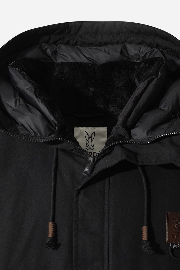 유니) 필드 다운 재킷(BLACK)은 일상과 캐주얼 스타일을 아우르는 남녀 공용 다운 자켓입니다. 겨울철 추위를 효과적으로 막아주는 두꺼운 두께감과 부드러운 촉감의 나일론 소재로 제작되었습니다. 후드, 포켓 디테일이 더해져 실용성을 높였으며, 집업 스타일로 간편하게 착용할 수 있습니다. 캠핑룩, 등산룩, 캐주얼, 미니멀, 고프코어 스타일을 즐겨 입는 분들께 추천합니다. 블랙 색상의 무지 디자인으로 어떤 옷에도 쉽게 매치할 수 있어 활용도가 높습니다.
