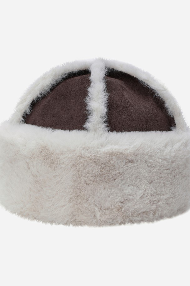 부드러운 스웨이드 소재의 브라운 컬러 돔햇입니다. 깊은 모자 깊이와 중간 챙 넓이로 안정적인 착용감을 선사하며, 무지 디자인으로 어떤 스타일에도 잘 어울립니다. 가을, 겨울철 출근룩과 모임룩에 클래식, 미니멀, 캐주얼 스타일을 더하여 세련된 분위기를 연출해보세요. 돔형 크라운 디테일이 특징이며, 부드러운 촉감으로 편안하게 착용할 수 있습니다.
