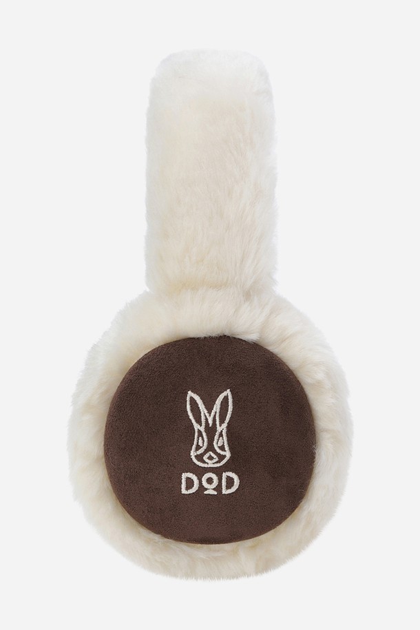 코지 스웨이드 이어워머(BROWN)는 겨울철 여성의 귀를 따뜻하게 보호해주는 이어워머입니다. 부드러운 스웨이드 소재로 제작되어 뛰어난 촉감을 제공하며, 무지 디자인과 두꺼운 두께로 보온성을 높였습니다. 클래식, 미니멀, 캐주얼 스타일의 옷차림에 잘 어울리며, 산책룩에 포인트를 더할 수 있습니다. 브라운 컬러는 어떤 스타일에도 매치하기 쉬워 데일리 아이템으로 활용하기 좋습니다.
