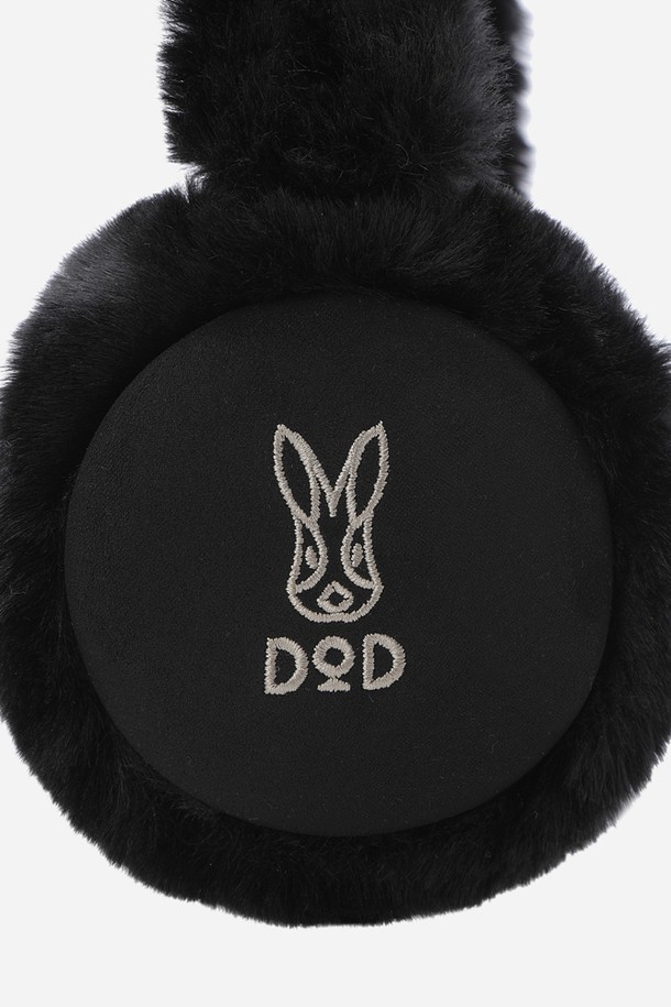 코지 스웨이드 이어워머(BLACK)는 부드러운 스웨이드 소재와 따뜻한 퍼 장식이 돋보이는 방한용 귀덮개입니다. 가을, 겨울철 추운 날씨에 보온성을 제공하며 일상 및 출근룩에 클래식, 미니멀, 캐주얼 스타일을 더해줍니다. 블랙 컬러의 무지 디자인으로 어떤 스타일에도 쉽게 매치할 수 있으며, 부드러운 촉감으로 편안한 착용감을 선사합니다. 두꺼운 두께감으로 뛰어난 보온 기능을 갖춘, 실용적이고 스타일리시한 아이템입니다.
