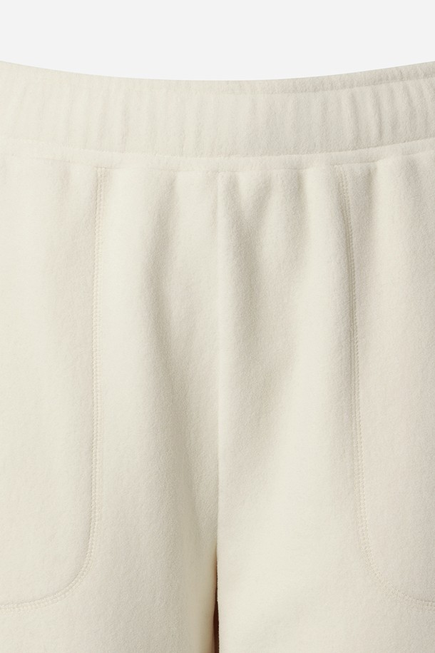 유니) 히트레스트 플리스 레귤러핏 팬츠(IVORY)는 부드러운 촉감의 플리스 소재로 제작되어 가을, 겨울철 따뜻함을 선사하는 유니섹스 긴바지입니다. 아이보리 색상의 무지 디자인으로 스포티, 캐주얼, 미니멀 스타일을 연출하기 좋으며, 레귤러핏으로 편안한 착용감을 제공합니다. 밴딩 처리와 히트레스트 기능성으로 보온성을 높여 집콕룩, 산책룩, 캠핑룩 등 다양한 TPO에 활용 가능합니다. 두꺼운 두께감으로 포근함을 더하며, 일상에서 편안하게 즐겨 입을 수 있는 플리스 팬츠입니다.
