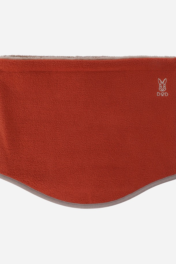 히트레스트 넥 워머(D.ORANGE)는 부드러운 촉감의 폴리에스테르와 플리스 소재로 제작되어 겨울, 가을철 보온 및 방한 기능을 제공하는 넥워머입니다. 오렌지 컬러의 무지 디자인으로 캐주얼, 미니멀, 고프코어 스타일과 잘 어울립니다. 일상, 스포츠 활동 시 착용 가능하며, 특히 산책룩, 등산룩에 활용하기 좋습니다. 양면 착용이 가능하여 실용성을 더했으며, 로고 디자인으로 포인트를 주었습니다. 두꺼운 두께감으로 추운 날씨에도 따뜻하게 몸을 보호해 줍니다.
