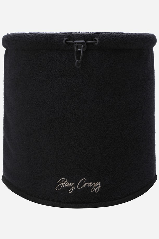 히트레스트 넥 워머(BLACK)는 가을, 겨울철 추위를 막아주는 보온용 넥워머입니다. 부드러운 폴리에스테르 소재로 제작되어 편안한 촉감을 선사하며, 두꺼운 두께감으로 방풍 기능까지 갖춰 목 부분을 따뜻하게 감싸줍니다. 일상, 출근, 산책 등 다양한 TPO에 활용 가능한 실용적인 아이템으로, 미니멀, 캐주얼, 클래식 등 어떤 스타일에도 자연스럽게 매치됩니다. 무지 디자인의 블랙 컬러로, 유행을 타지 않고 오랫동안 착용할 수 있습니다.
