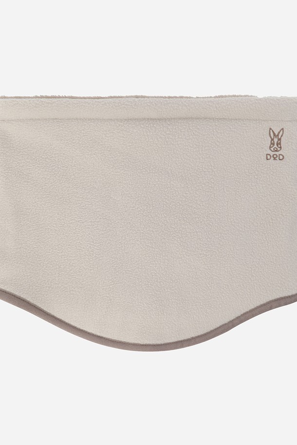 히트레스트 넥 워머(TAN)는 가을, 겨울철 추위를 막아주는 보온 및 방한 기능을 가진 넥워머입니다. 탄(TAN) 컬러의 무지 디자인으로, 캐주얼, 미니멀, 고프코어 스타일과 잘 어울립니다. 부드러운 플리스 소재와 폴리에스테르 소재를 사용하여 촉감이 좋고 두꺼워 따뜻함을 제공합니다. 일상생활뿐만 아니라 산책룩, 캠핑룩 등 다양한 TPO에 활용 가능하며, 양면 착용이 가능한 실용적인 아이템입니다. 목 부분을 따뜻하게 감싸주어 추운 날씨에도 쾌적함을 유지시켜줍니다.
