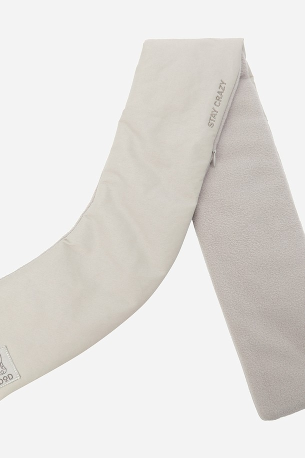 코나 **패딩** 머플러(IVORY DARK)는 부드러운 촉감과 뛰어난 보온성을 제공하는 겨울철 필수 아이템입니다. 아이보리, 다크 컬러로 출시되어 어떤 스타일에도 매치하기 용이하며, 캐주얼, 미니멀, 클래식 스타일을 즐겨 입는 분들께 추천합니다. 출근룩, 모임룩 등 다양한 TPO에 활용 가능하며, 무지 디자인으로 유행을 타지 않고 오래도록 착용할 수 있습니다. 두꺼운 두께감으로 추운 겨울에도 따뜻하게 몸을 보호해 줍니다. 
