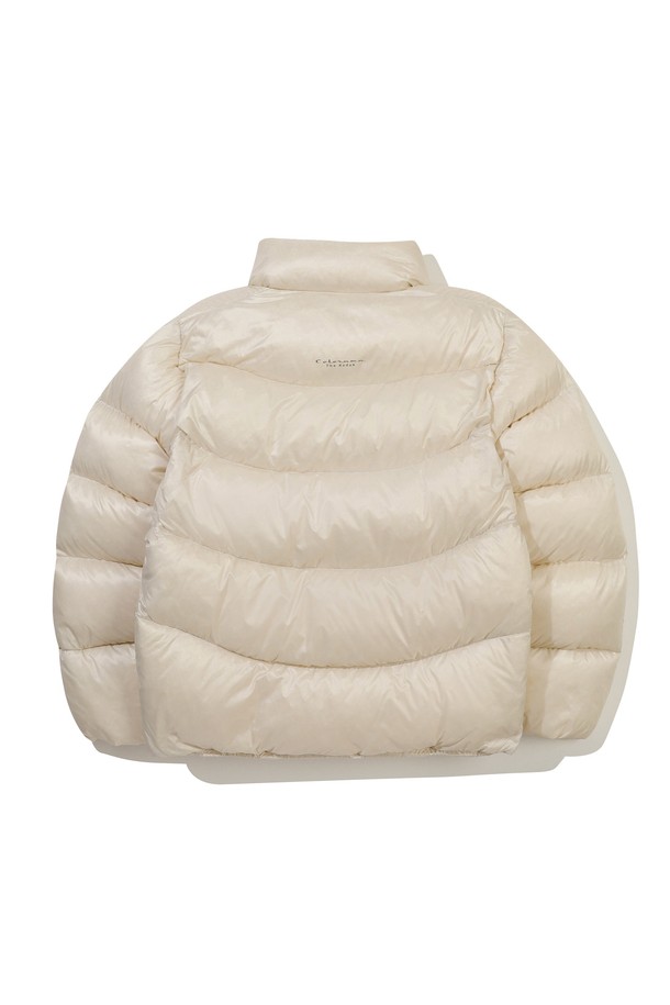 컬러라마 구스 다운 재킷 아이보리는 여성용 겨울 아우터입니다. 캐주얼, 스포티, 미니멀 스타일을 모두 아우르는 디자인으로, 넉넉한 오버핏과 두꺼운 두께감으로 뛰어난 보온성을 제공합니다. 부드러운 촉감의 구스 다운 충전재와 방풍 기능을 갖춰 추운 겨울철에도 따뜻하고 편안하게 착용할 수 있습니다. 후드와 퍼프 소매 디테일이 돋보이며, 집업 스타일로 간편하게 입고 벗을 수 있습니다. 무지 디자인의 아이보리 컬러로 다양한 룩에 매치하기 용이합니다.
