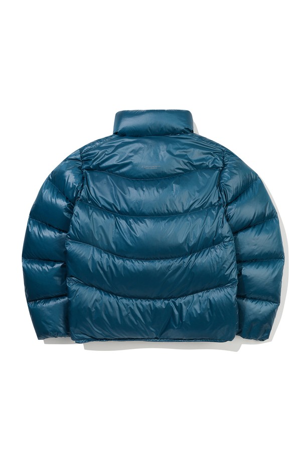 컬러라마 구스 다운 재킷 BLUE는 겨울철 따뜻함과 스타일을 동시에 만족시키는 아우터입니다. 블루 컬러의 무지 디자인에 오버핏과 크롭 기장으로 트렌디함을 더했으며, 집업 스타일로 편안하게 착용할 수 있습니다. 뛰어난 보온성을 자랑하는 구스 다운 충전재와 가볍고 부드러운 촉감으로 편안한 착용감을 선사합니다. 여행이나 캠핑 등 다양한 TPO에 스타일리시하게 활용할 수 있으며, 캐주얼, 스포티, 미니멀 등 어떤 스타일에도 잘 어울립니다.
