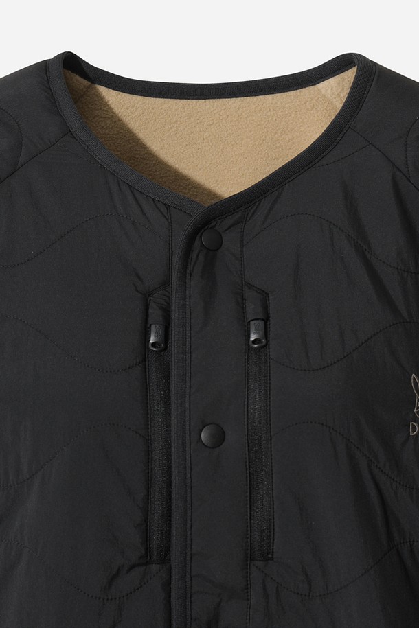 여성용 리버웨이브 리버시블 퀼팅 재킷(BLACK)입니다. 캐주얼하고 베이직한 스타일로, 가을과 겨울에 따뜻하게 착용하기 좋은 두꺼운 두께감의 퀼팅 재킷입니다. 나일론 소재로 제작되어 부드러운 촉감을 선사하며, 양면 착용이 가능하여 다양한 스타일 연출이 가능합니다. 레귤러핏으로 편안하게 착용할 수 있으며, 집업 여밈 방식과 긴 소매 기장으로 활동성을 높였습니다. 일상에서 데일리하게 활용하기 좋은 아이템입니다.
