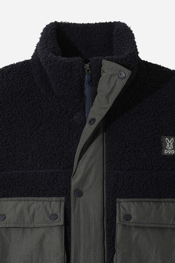 유니) 바크 플리스 유틸리티 재킷(네이비)은 부드러운 플리스 소재로 제작되어 따뜻함과 편안함을 동시에 선사하는 유니섹스 아우터입니다. 가을과 겨울, 일상 및 아웃도어 활동에 적합하며, 레귤러핏과 크롭 기장으로 스포티하면서도 캐주얼한 스타일을 연출합니다. 톤온톤 무지의 네이비 컬러에 집업 여밈 방식과 포켓 디테일이 더해져 실용성을 높였습니다. 넉넉한 두께감과 긴 소매 기장으로 추운 날씨에도 든든하게 착용할 수 있습니다.
