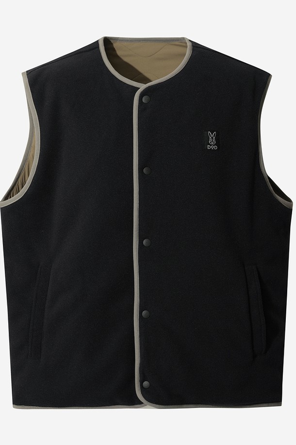 남성용 리버웨이브 리버시블 퀼팅 베스트(다크 베이지)는 가을과 겨울, 두 계절 모두 활용 가능한 남성 베스트입니다. 
겉감은 무지 디자인, 안감은 다른 디자인으로 제작되어 하나의 제품으로 두 가지 스타일을 연출할 수 있습니다. 
집업 스타일의 레귤러핏으로 제작되었으며, 넉넉한 두께감과 퀼팅 디자인으로 보온성을 더했습니다. 
캐주얼, 미니멀, 클래식 스타일을 즐겨 입는 분들께 추천하며, 출근룩이나 캠핑룩 등 다양한 TPO에 활용 가능합니다. 
나일론 소재로 제작되어 가볍고 편안한 착용감을 제공하며, 실용적인 포켓 디테일이 돋보입니다.
