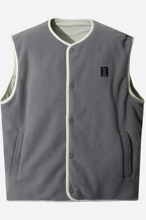 남성용 리버웨이브 리버시블 퀼팅 베스트(L.MINT)입니다. 봄, 가을 간절기에 활용하기 좋은 두께감의 양면 착용 가능한 베이직 스타일 베스트입니다. 라이트 민트 컬러의 퀼팅 디자인은 캐주얼하면서도 미니멀한 무드를 연출합니다. 레귤러핏으로 제작되어 편안한 착용감을 제공하며, 여행룩에 매치하기 좋습니다. 버튼 여밈 방식과 민소매 디자인으로 활동성을 더했습니다.
