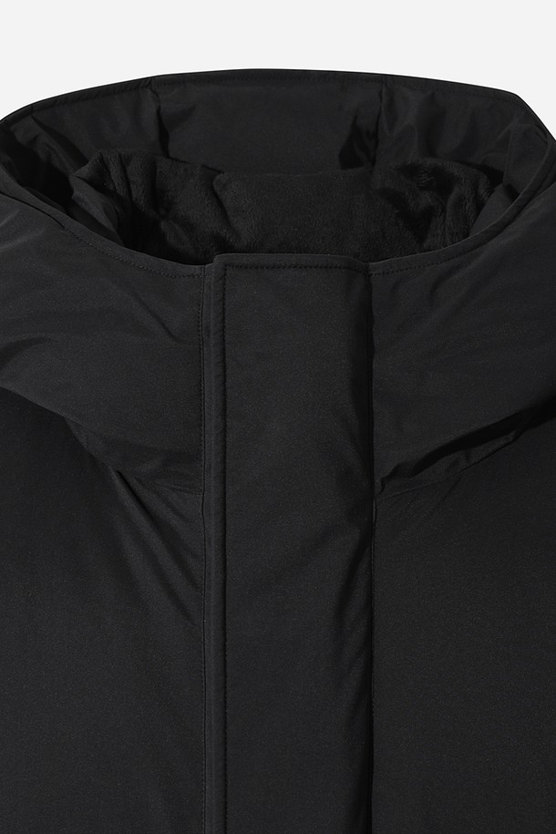 유니) 가마보코 쉘터 구스 다운 재킷 (블랙)은 일상과 캐주얼한 스타일에 잘 어울리는 유니섹스 구스다운 자켓입니다. 두꺼운 두께감으로 보온성을 높였으며, 부드러운 촉감과 긴 소매 기장이 편안한 착용감을 선사합니다. 집업 스타일의 레귤러핏으로, 후드와 포켓 디테일이 있어 실용성을 더했습니다. 겨울철 출근룩과 여행룩에 미니멀하고 베이직한 스타일을 더해줄 아이템입니다. 무지 디자인으로 다양한 룩에 매치하기 용이합니다.
