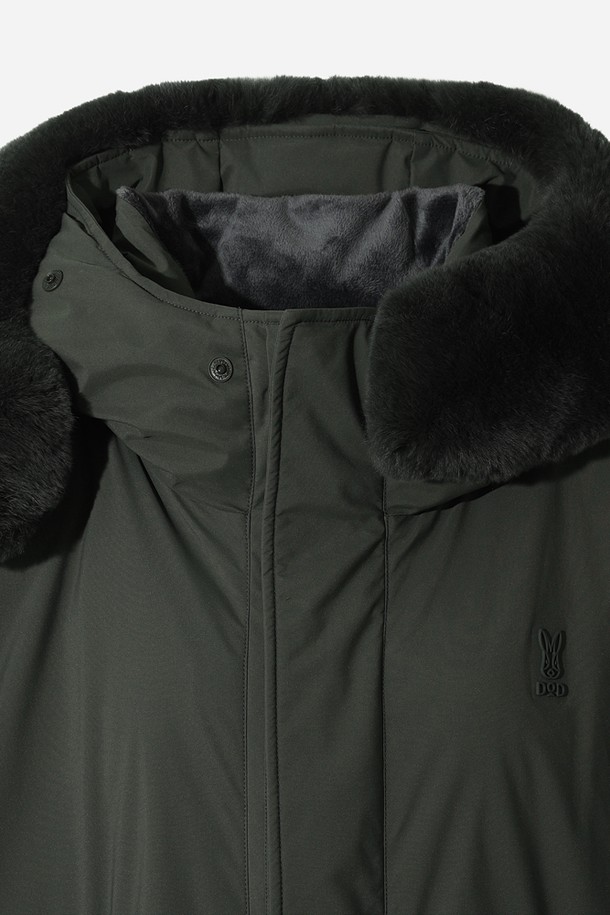 여성) 가마보코 쉘터 구스 다운 재킷(L.CHARCOAL GREY)은 추운 겨울철, 일상에서 따뜻하고 스타일리시하게 착용할 수 있는 여성용 구스다운 재킷입니다. 부드러운 촉감과 두꺼운 두께감으로 뛰어난 보온성을 제공하며, 방수 기능까지 갖춰 눈, 비가 오는 날씨에도 쾌적하게 입을 수 있습니다. 차콜 그레이 컬러의 무지 디자인에 레귤러핏으로 제작되어 캐주얼, 베이직, 미니멀, 클래식 등 어떤 스타일에도 잘 어울립니다. 긴 소매와 후드, 집업 방식에 포켓 디테일이 더해져 실용성을 높였습니다. 
