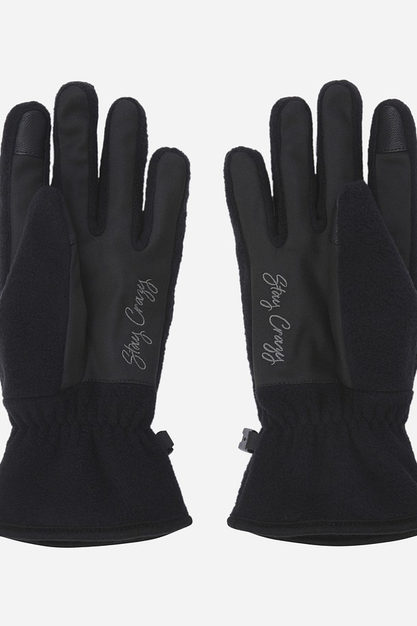 히트레스트 헤비 글러브(BLACK)는 겨울철 추위로부터 손을 보호해 줄 방한용 장갑입니다. 부드러운 촉감의 폴리에스테르 소재로 제작되어 편안한 착용감을 선사합니다. 무지 패턴의 블랙 컬러로, 미니멀, 클래식, 캐주얼 등 다양한 스타일의 출근룩에 매치하기 좋습니다. 두꺼운 두께감으로 보온성을 높여 추운 날씨에도 따뜻하게 손을 유지시켜 줍니다. 일상생활은 물론, 추운 날씨의 야외 활동 시에도 유용하게 사용할 수 있습니다.
