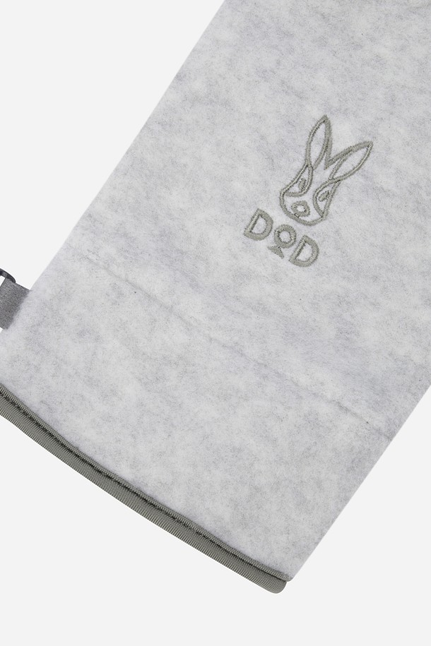 히트레스트 라이트 글러브(L.MELANGE GREY)는 캠핑, 러닝, 하이킹, 사이클 등 다양한 아웃도어 활동에 적합한 장갑입니다. 멜란지 그레이 컬러의 무지 디자인으로 캐주얼, 스포티, 미니멀 스타일을 연출하기 좋습니다. 봄, 가을에 착용하기 좋은 얇은 두께의 폴리에스테르 소재로 제작되어 부드러운 촉감과 가벼운 무게감을 자랑합니다. 뛰어난 보온 및 방풍 기능을 갖춰 쾌적한 착용감을 제공하며, 신축성이 있어 활동성을 높여줍니다. 단독 착용은 물론 이너 장갑으로도 활용 가능하여 실용적입니다.
