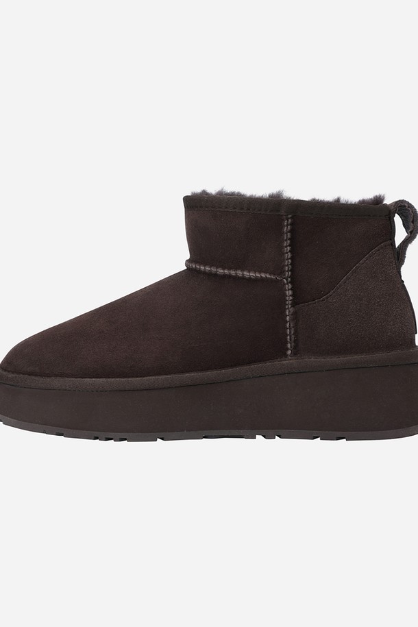 플러프 하이웜 부츠(BROWN)는 여성용 신발로, 겨울철 일상에서 따뜻함과 스타일을 동시에 만족시키는 제품입니다. 부드러운 플리스 소재와 안감의 퍼(fur)가 뛰어난 보온성을 제공하며, 라운드 앞코와 플랫 굽 디자인으로 편안한 착용감을 선사합니다. 앵클 탑라인과 오픈형 디자인은 캐주얼, 미니멀, 클래식 스타일의 집콕룩, 산책룩, 여행룩에 모두 잘 어울립니다. 브라운 컬러와 무지 패턴으로 어떤 옷에도 쉽게 매치할 수 있으며, 발볼 너비는 일반입니다.
