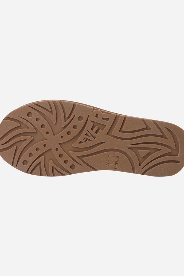 플러프 하이웜 부츠(탄)는 부드러운 스웨이드 소재로 제작되어 포근한 착용감을 선사합니다. 라운드 앞코 디자인과 플랫 굽으로 편안함을 강조했으며, 발등을 덮는 앵클 기장으로 다리를 따뜻하게 감싸줍니다. 퍼 안감과 보온 기능으로 겨울철 추위에도 끄떡없는 따뜻함을 느낄 수 있습니다. 일상룩, 산책룩 등 캐주얼, 미니멀, 클래식 스타일의 다양한 코디에 활용하기 좋은 아이템입니다. 탄(TAN) 컬러는 어떤 옷에도 잘 어울려 데일리 부츠로 손색없습니다.
