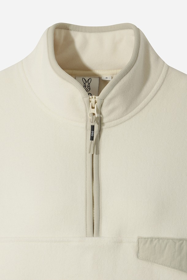 유니) 히트레스트 플리스 집업 아노락(IVORY)은 부드러운 촉감의 플리스 소재로 제작되어 가을과 겨울에 따뜻하게 착용할 수 있는 아노락입니다. 아이보리 컬러의 무지 디자인으로, 캐주얼하고 스포티한 스타일을 연출하며, 레귤러핏과 긴 소매 기장으로 편안함을 더했습니다. 하이넥 디자인과 집업 여밈 방식으로 보온성을 높였으며, 산책룩이나 캠핑룩과 같이 다양한 TPO에 활용하기 좋습니다. 레귤러 기장으로 어떤 하의와도 잘 어울리며 미니멀한 스타일을 즐기는 분들께 추천합니다.
