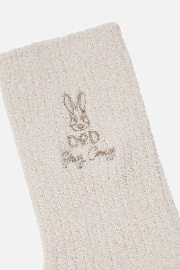 아이보리 색상의 탁텔 캠핑 크루삭스는 캠핑, 하이킹, 트레킹, 일상에서 폭넓게 활용 가능한 양말입니다. 가볍고 통기성이 우수한 얇은 두께로 제작되었으며, 흡습 및 속건 기능으로 쾌적한 착용감을 제공합니다. 탁텔 나일론 원사를 사용하여 아웃도어 활동에 적합하며, 수분 관리 기능이 특징입니다. 캐주얼, 스포티, 고프코어 스타일을 아우르며 캠핑룩, 등산룩, 러닝룩에 잘 어울립니다. 사계절 모두 착용할 수 있는 실용적인 아이템입니다.
