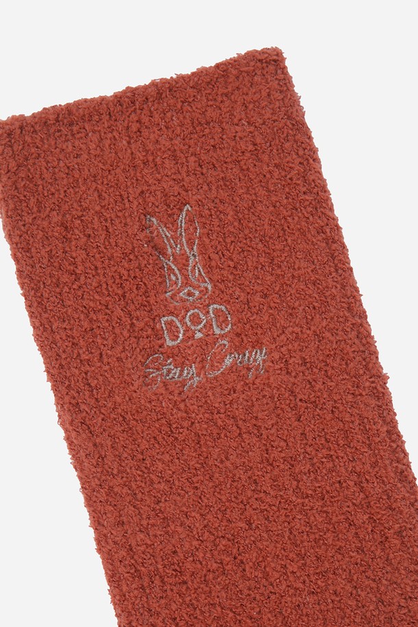 탁텔 캠핑 크루삭스(D.ORANGE)는 캠핑룩, 캐주얼, 고프코어 및 스포티 스타일을 위한 양말입니다. 기능성 택틸 나일론 원사를 사용하여 흡습, 속건, 보온, 경량 기능을 갖춰 사계절 내내 쾌적하게 착용할 수 있습니다. 얇은 두께에 부드러운 촉감으로, 캠핑 무드를 더하는 로고 패턴이 특징입니다. 오렌지 컬러의 크루삭스 스타일로 제작되어 활동적인 아웃도어 활동은 물론 일상에서도 편안하게 즐길 수 있습니다.
