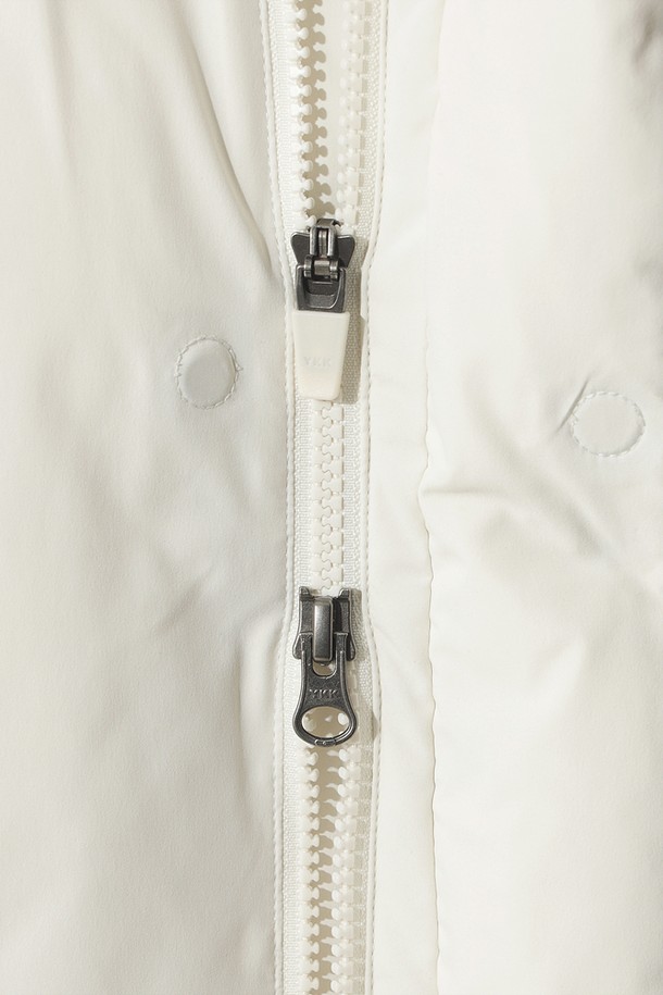 여성) 어베인 D7 밸트 미드 다운 재킷(IVORY)은 겨울철, 출근룩에 적합한 여성용 다운 자켓입니다. 미니멀하고 베이직한 스타일의 아이보리 컬러 무지 디자인으로, 벨트 디테일이 특징입니다. 부드러운 촉감의 나일론 소재로 제작되었으며, 두꺼운 두께감과 긴 소매 기장으로 보온성을 높였습니다. 넉넉한 핏과 패딩 안감으로 편안하게 착용할 수 있습니다.
