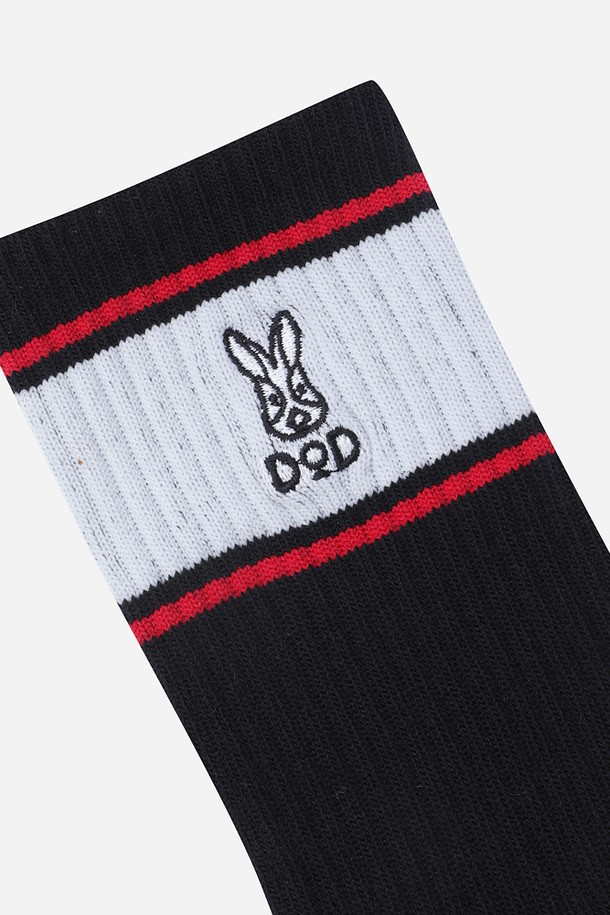 블랙 색상의 스트라이프 울 삭스입니다. 캐주얼 및 미니멀 스타일에 잘 어울리며, 가을과 겨울철에 착용하기 좋습니다. 아크릴, 폴리에스터, 모, 폴리우레탄 혼방 소재로 제작되어 부드럽고 따뜻하며, 신축성이 있어 편안한 착용감을 제공합니다. 일상생활에서 활용하기 좋은 베이직한 디자인의 양말입니다. 스트라이프 패턴으로 포인트를 더했습니다.
