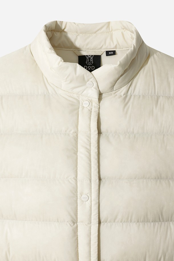 여성) 글린트 D7 경량 다운 재킷(IVORY)은 겨울철 따뜻함과 스타일을 동시에 만족시키는 필수 아이템입니다. 미니멀하고 베이직한 디자인에 아이보리 컬러가 더해져 어떤 옷에도 쉽게 매치할 수 있습니다. 가볍고 부드러운 나일론 소재를 사용하여 편안한 착용감을 선사하며, 레귤러 핏으로 제작되어 활동성을 높였습니다. 숏패딩 스타일의 두꺼운 두께감과 긴 소매, 집업 여밈 방식으로 보온성을 극대화한 제품입니다. 경량 다운 충전재와 안감 패딩으로 추운 날씨에도 따뜻하게 몸을 보호합니다.
