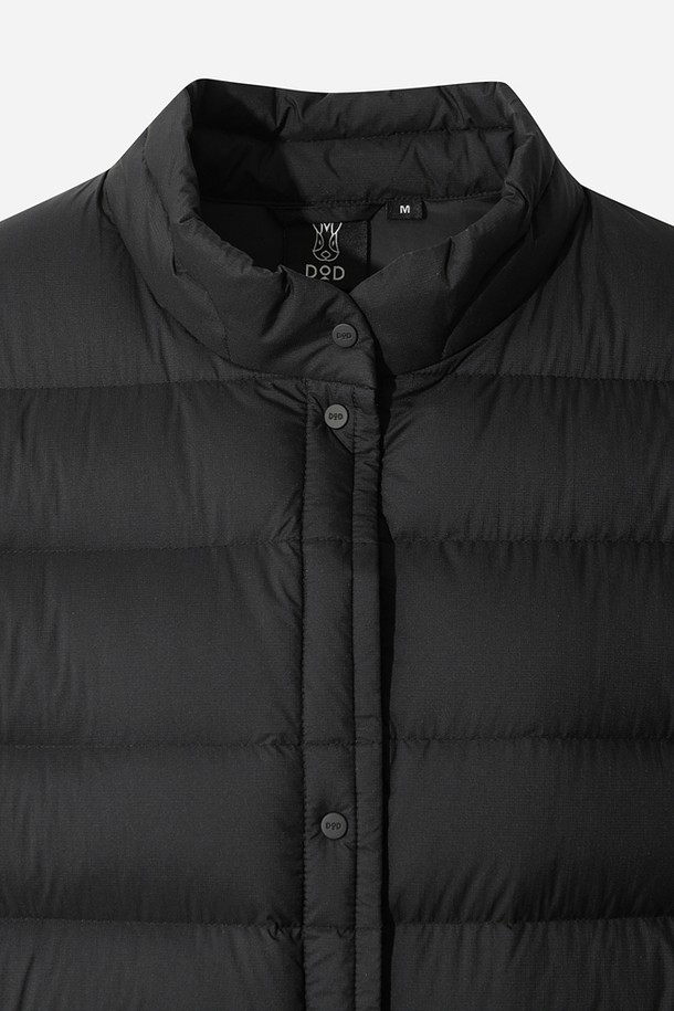 여성) 글린트 D7 경량 다운 재킷(BLACK)은 일상에서 활용하기 좋은 여성용 다운 재킷입니다. 미니멀하고 베이직한 스타일의 무지 디자인으로, 크롭 기장과 레귤러 핏으로 제작되었습니다. 보온성을 높여주는 두꺼운 두께감과 부드러운 촉감의 나일론 소재를 사용하여 겨울철 추위에도 따뜻하게 착용할 수 있습니다. 집업 스타일의 긴소매 패딩 재킷으로, 경량 설계로 활동성을 높였습니다. 
