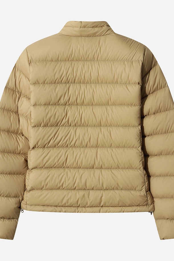 여성용 '글린트 D7' 경량 다운 재킷 (TAN)입니다. 가볍고 따뜻한 겨울을 위한 필수 아이템으로, 일상에서 편안하게 착용하기 좋습니다. 부드러운 촉감의 나일론 소재와 퀼팅, 패딩 디테일이 특징이며 레귤러 핏으로 제작되었습니다. 크롭 기장과 집업 스타일로 캐주얼하고 미니멀한 스타일을 연출하며, 긴 소매 디자인으로 보온성을 높였습니다. 톤 다운된 TAN 컬러는 어떤 룩에도 자연스럽게 어울립니다.
