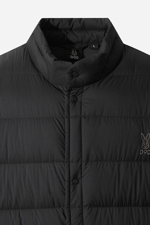 **남성) 글린트 D7 경량 다운 재킷 (BLACK)**

겨울철 추위를 효과적으로 막아줄 남성용 글린트 D7 경량 다운 재킷입니다. 얇고 가벼운 나일론 소재를 사용하여 활동성을 높였으며, 퀄팅 디자인으로 세련된 느낌을 더했습니다. 블랙 컬러의 미니멀하고 베이직한 스타일로 어떤 옷에도 쉽게 매치할 수 있습니다. 레귤러핏으로 편안한 착용감을 제공하며, 집업 여밈 방식으로 간편하게 입고 벗을 수 있습니다. 보온 기능과 경량성을 갖춰 일상생활에서 따뜻하고 쾌적하게 착용하기 좋습니다.
