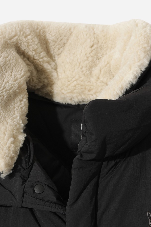 겨울철 일상 및 아웃도어 활동에 적합한 여성용 코나 하이웜 D7 베스트 다운(BLACK)입니다. 하이넥 디자인과 넉넉한 포켓 디테일이 돋보이며, 캐주얼 및 스포티한 스타일을 연출합니다. 가볍고 따뜻한 경량 패딩으로 제작되어 보온성을 높였으며, 부드러운 촉감의 나일론 소재를 사용하여 편안한 착용감을 제공합니다. 민소매 디자인으로 활동성을 더했으며, 레귤러핏으로 제작되어 다양한 스타일과 매치하기 좋습니다. 산책룩, 캠핑룩 등 다양한 TPO에 활용할 수 있는 실용적인 겨울 필수템입니다.
