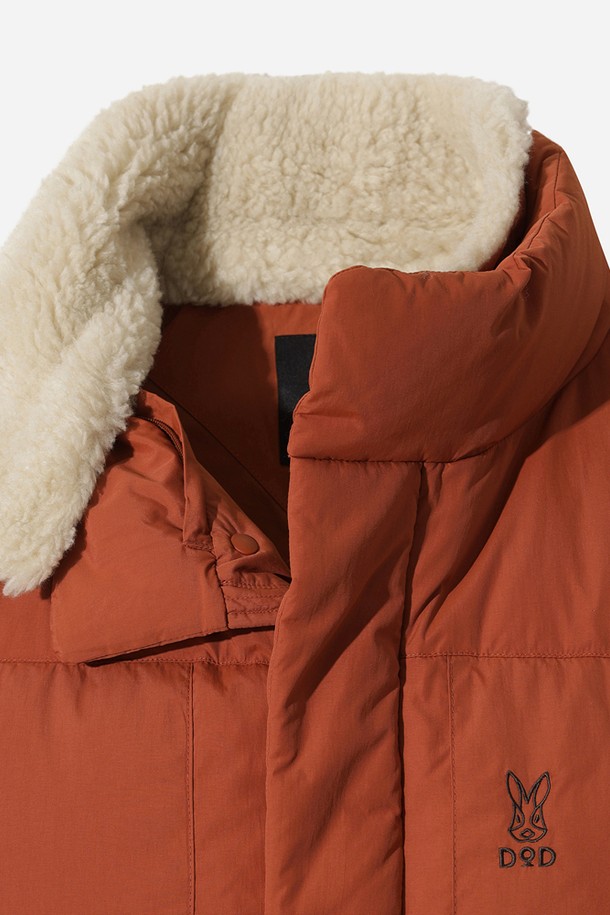 남성용 코나 하이웜 D7 베스트 다운(다크 오렌지)은 겨울철 캐주얼 및 스포티 스타일 연출에 적합한 다운 베스트입니다. 두꺼운 두께감과 부드러운 촉감의 나일론 소재로 제작되어 보온성을 높였습니다. 하이넥 디자인과 패딩 충전재로 더욱 따뜻하게 착용할 수 있으며, 일상과 캠핑, 등산 등 다양한 TPO에 활용 가능합니다. 레귤러핏으로 편안한 착용감을 제공하며, 민소매 디자인으로 활동성을 더했습니다. 무지 스타일의 다크 오렌지 컬러는 미니멀한 스타일을 선호하는 남성에게 좋은 선택입니다.
