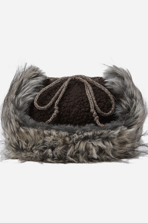 히트레스트 믹스퍼 플리스 트루퍼 캡(BROWN)은 부드러운 플리스와 퍼 소재로 제작되어 뛰어난 보온성을 제공하는 겨울철 방한 모자입니다. 깊은 모자 깊이와 좁은 챙, 귀를 덮는 디자인으로 찬 바람을 효과적으로 막아주며, 캐주얼, 클래식, 미니멀 스타일의 여행룩에 잘 어울립니다. 브라운 컬러의 무지 디자인은 어떤 옷에도 쉽게 매치할 수 있으며, 두꺼운 두께감으로 더욱 따뜻하게 착용할 수 있습니다. 특히, 부드러운 촉감과 퍼 디테일은 고급스러움을 더해줍니다.
