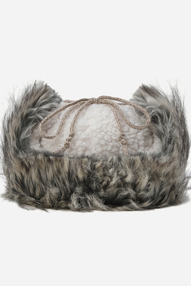 히트레스트 믹스퍼 플리스 트루퍼 캡(아이보리 다크)은 겨울철 추위를 막아줄 보온성에 중점을 둔 모자입니다. 부드러운 플리스와 퍼 소재를 사용하여 깊고 포근한 착용감을 제공하며, 귀덮개가 있어 찬 바람으로부터 얼굴을 보호합니다. 캡 디자인은 캐주얼, 미니멀, 클래식 스타일 모두에 잘 어울리며, 무지 디자인과 스트링 여밈으로 심플하면서도 실용적인 매력을 더합니다. 아이보리, 다크 컬러로 출시되어 다양한 겨울 스타일링에 활용하기 좋습니다.
