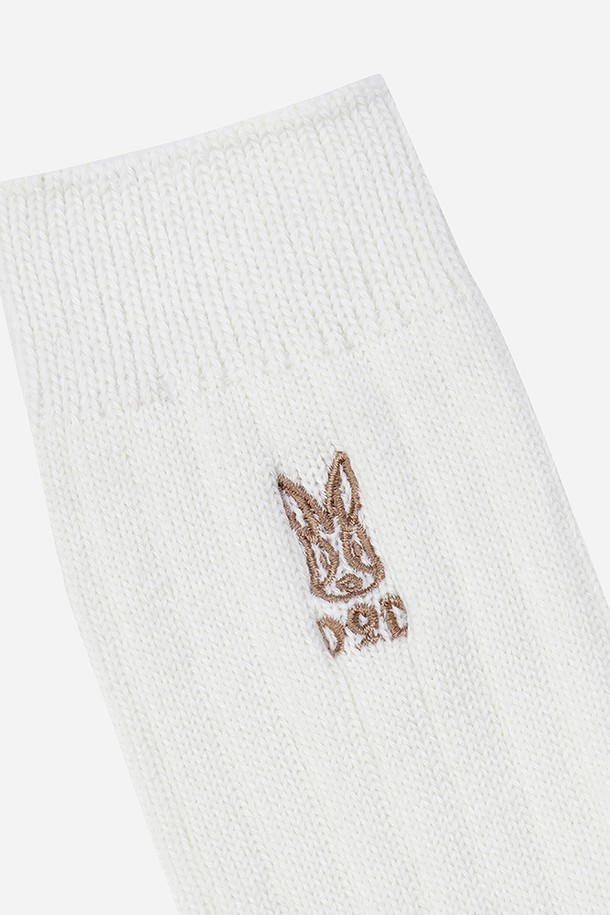 **캠프 골지 삭스(아이보리)**는 부드러운 면 소재로 제작되어 흡습성이 뛰어나 사계절 내내 쾌적하게 착용할 수 있는 양말입니다. 아이보리 컬러에 골지 패턴으로 디자인되어 캐주얼하고 미니멀한 스타일을 연출합니다. 일상생활에서 편안하게 착용하기 좋으며, 캠프 디자인으로 포인트를 더했습니다. 남녀 공용으로 착용 가능하며, 어떤 룩에도 자연스럽게 어울립니다. 부드러운 촉감으로 편안한 착용감을 선사합니다.
