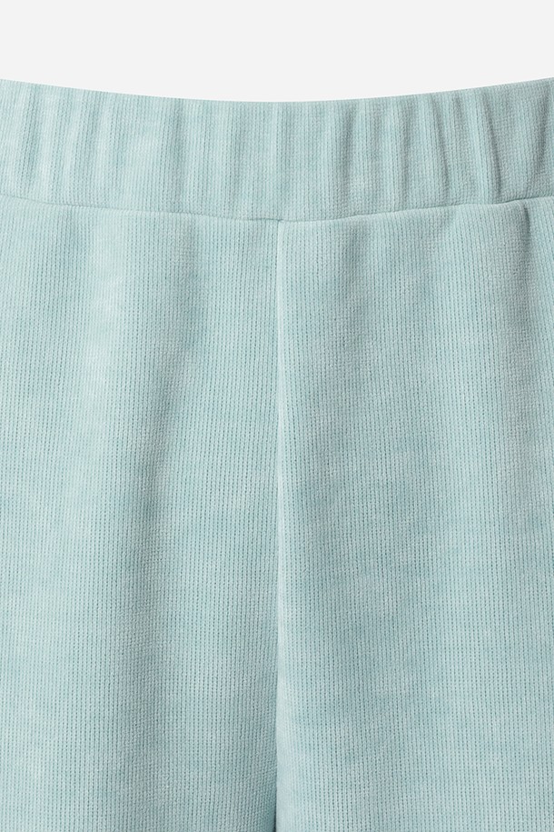 남성용 스테이웜 레귤러핏 스트레이트 팬츠(L.SKYBLUE)는 겨울철 스포츠 및 일상 활동에 적합한 보온 기능을 제공하는 긴 바지입니다. 라이트 스카이블루 색상의 무지 디자인으로, 스포티하고 베이직한 스타일을 연출합니다. 밴딩 처리된 허리 부분과 레귤러핏, 스트레이트 핏으로 편안한 착용감을 선사하며, 두꺼운 두께감으로 추운 날씨에도 따뜻함을 유지해 줍니다. 피트니스룩, 등산룩, 캠핑룩 등 다양한 TPO에 활용 가능한 미니멀하고 캐주얼한 스타일의 팬츠입니다.
