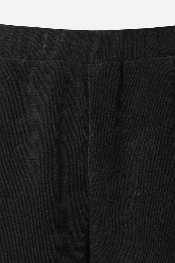 여성용 스테이웜 레귤러핏 스트레이트 팬츠(D.CHARCOAL GREY)는 겨울철 스포츠 및 일상 활동에 적합한 보온 기능을 제공하는 긴 바지입니다. 다크차콜그레이 컬러의 무지 디자인으로, 스포티, 미니멀, 캐주얼 스타일을 연출할 수 있습니다. 레귤러핏 스트레이트 핏으로 편안한 착용감을 선사하며, 두꺼운 두께감과 밴딩 처리로 활동성을 높였습니다. 피트니스룩, 등산룩, 러닝룩 등 다양한 TPO에 활용 가능합니다. 스테이웜 기능을 통해 추운 날씨에도 따뜻함을 유지해줍니다.
